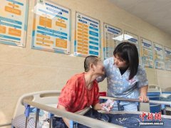 从被照料者到守护者:一名福利院“女儿”的温情接力